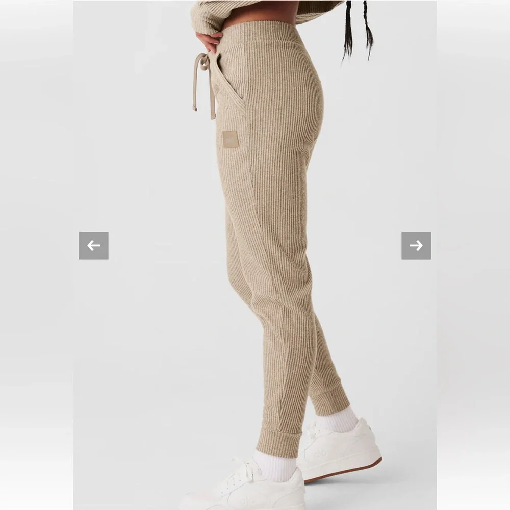 Alo Muse Sweatpant - Picture 2 of 4